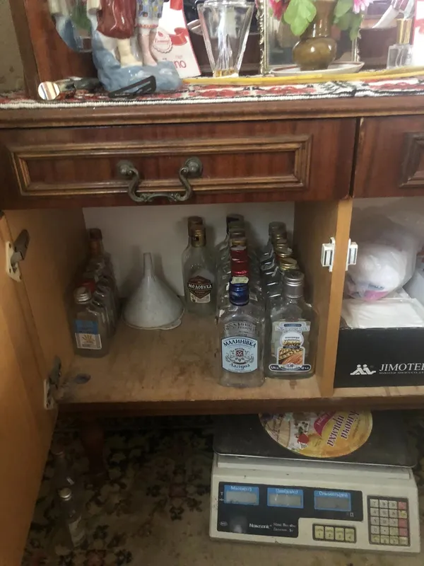 У селі під Луцьком жінка вдома продавала цигарки та алкоголь (фото)