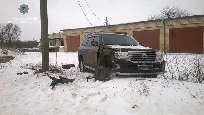 У Луцьку Land Cruiser в'їхав в електроопору
