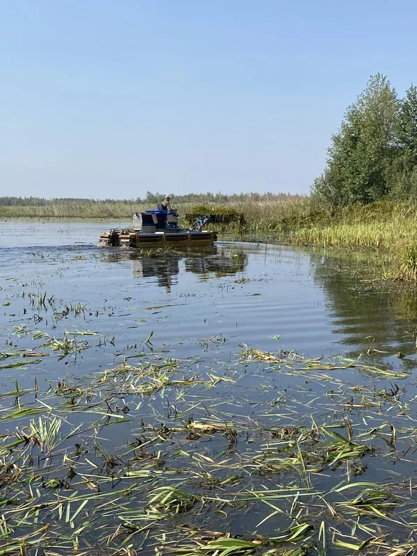 Для купання та риболовлі: на Волині машина-амфібія чистила озеро (фото)