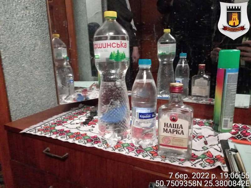 У Луцьку муніципали вилучили майже сто літрів сурогатного алкоголю (фото)