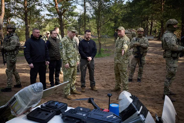Перевірив кордон та вручив нагороди: що Зеленський робив на Волині (фото)