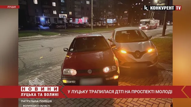 Обгін на перехресті: у Луцьку на Молоді сталася аварія (фото, відео)
