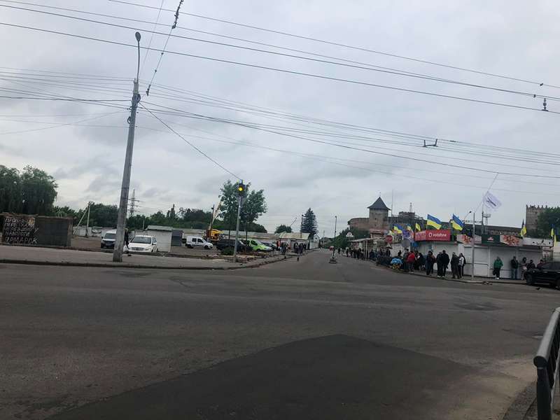 Барикади із шин і прапори на контейнерах: на ринку в Луцьку – людно (фото)