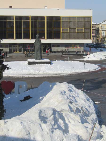 На сніговій горі в центрі Луцька з’явилося обличчя (фото, відео)