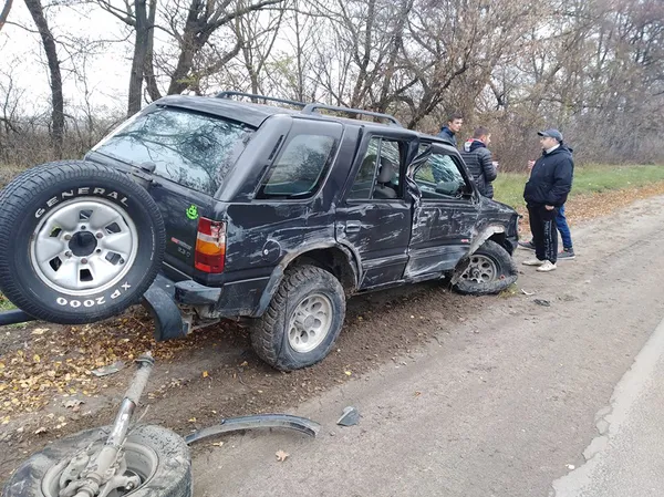 Під Луцьком – аварія: потовклися дві автівки (фото)