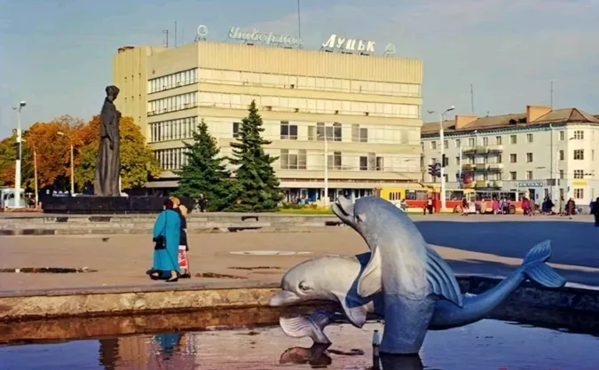 «Трьошка», старий ЦУМ, дельфіни і базар: яким був Луцьк зразка 2000-х (фото)