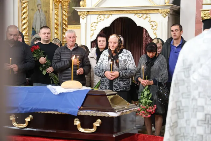 Луцьк навколішки попрощався з воїном Анатолієм Гончаревичем