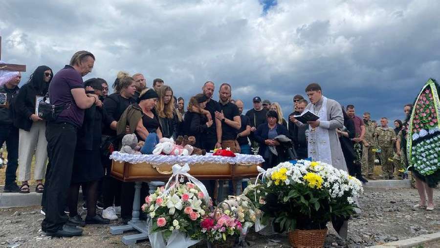 Вінниця у скорботі: вбиту рашистами дівчинку Лізу хоронили з почестями (фото)