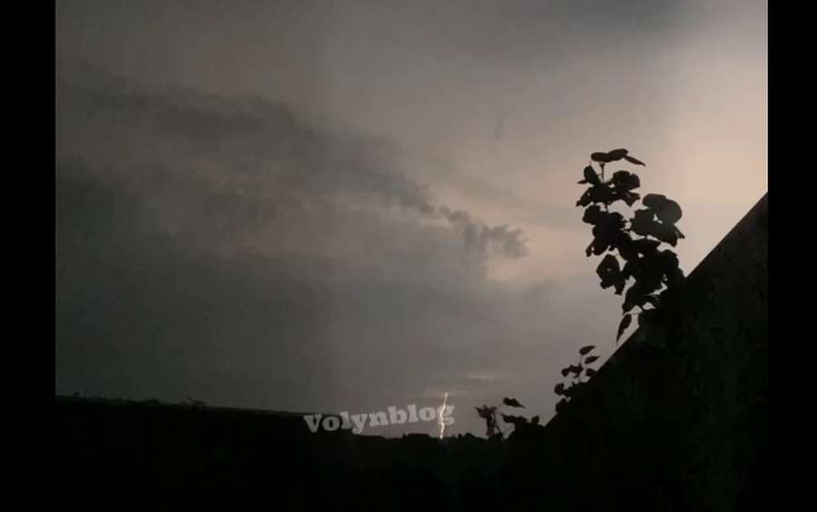 Спалахи блискавок і безперервний гуркіт грому: над Луцьком прокотилася потужна гроза (фото)