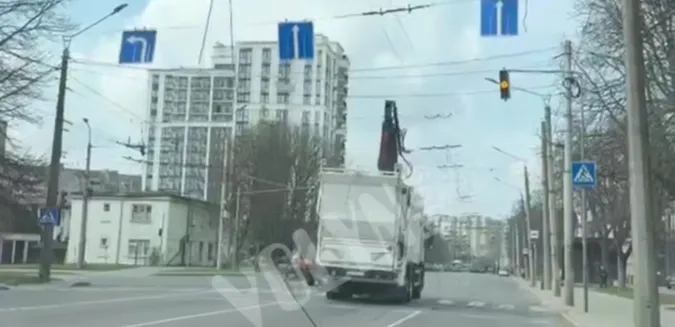 У Луцьку сміттєвоз обірвав тролейбусну лінію: що там коїться (відео)