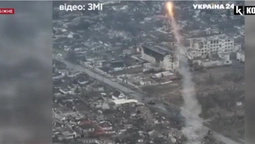 рашисти нещадно обстрілюють житловий будинок на Луганщині (відео)
