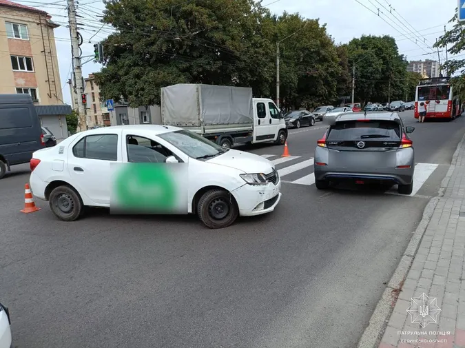 У Луцьку таксист влетів у дорогущий Nissan