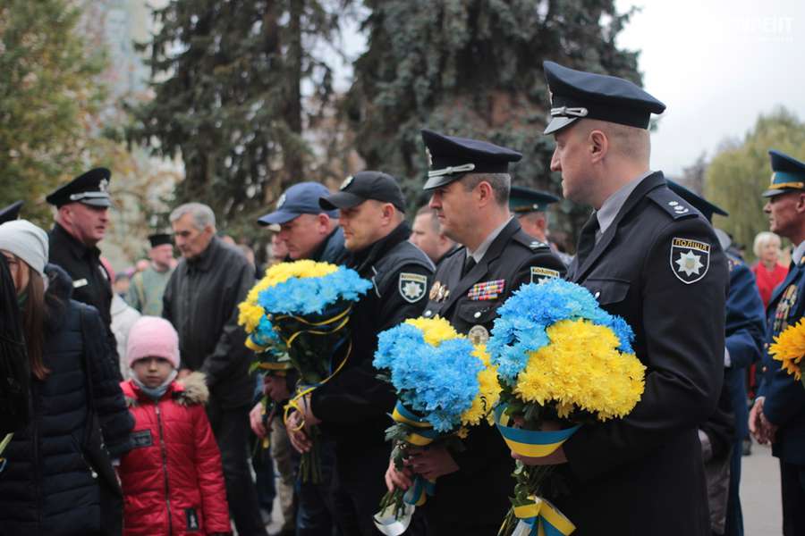 У Луцьку поклали квіти до стели загиблим захисникам України (фото, відео)