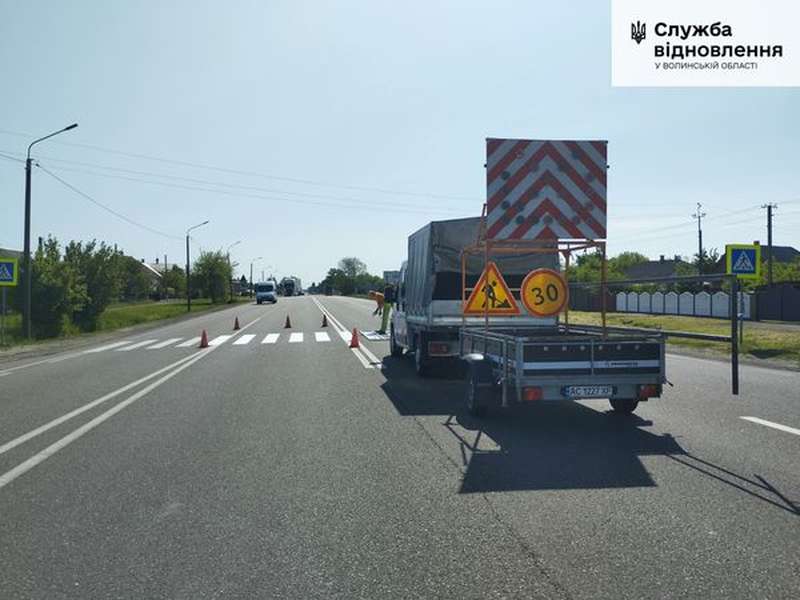 На автошляху між Луцьком і Рівним поновлюють дорожню розмітку (фото)