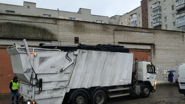 У Луцьку встановили десяток напівпідземних контейнерів для сміття (фото, відео)