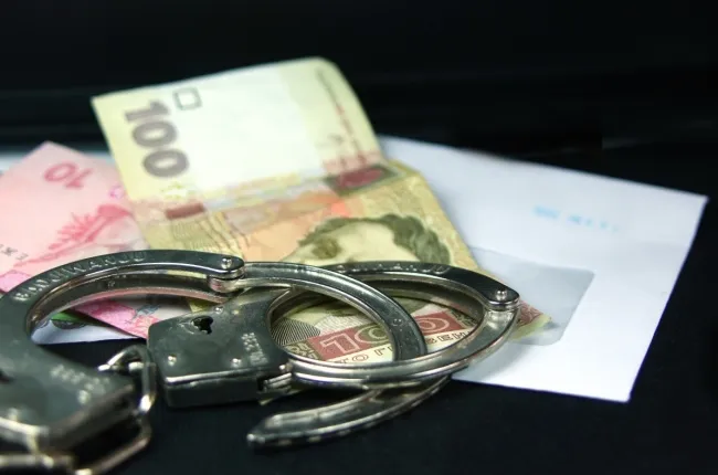 Назвали суму середнього хабара в Україні 