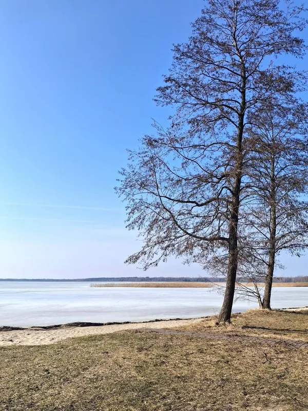 Крига, сонце і весна: Світязь огорнули перші теплі промені (фото)