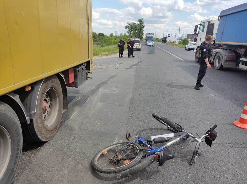 На Волині 33-річний велосипедист потрапив під колеса фури (фото)