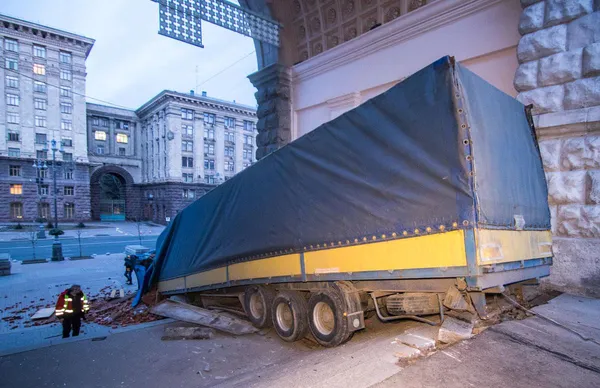 У центрі Києва перекинулася вантажівка з цеглою (фото)