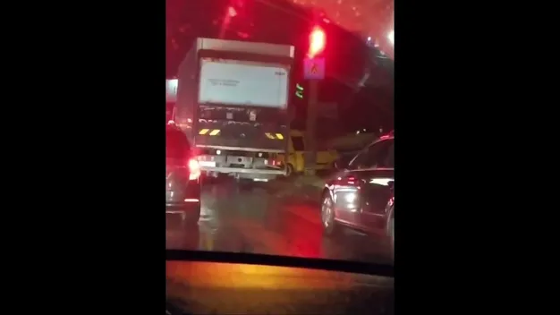 Фура притиснула авто до стовпа: ДТП у Луцьку (відео)