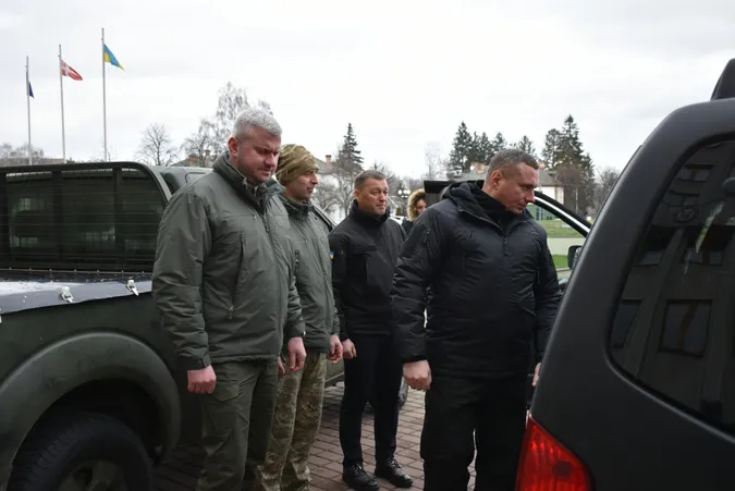 Волинським військовим передали два позашляховики на фронт (фото)
