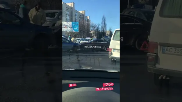 У Луцьку біля ТЦ «Глобус» сталася дорожньо-транспортна пригода (відео)