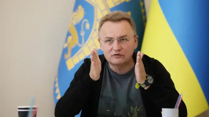 Мера Львова Садового посеред вулиці облили невідомою речовиною: що відомо