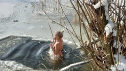 На Стиру в Луцьку освятили воду, люди пірнають в ополонку (фото, відео)