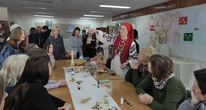 У Луцьку волинянка провела майстерклас з соломоплетіння (фото, відео)