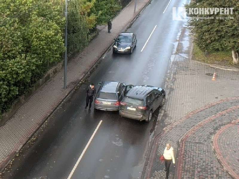 У центрі Луцька зіткнулися дві автівки, рух ускладнений (фото)