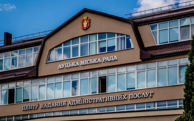 Більше без сутичок біля віконечка: у ЦНАПах Волині запровадили електронну чергу