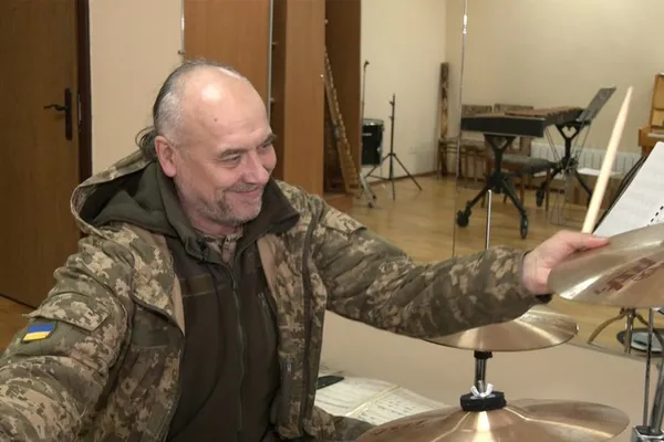 Викладач музики з Луцька на фронті замість барабанів грає на пеньках (відео)