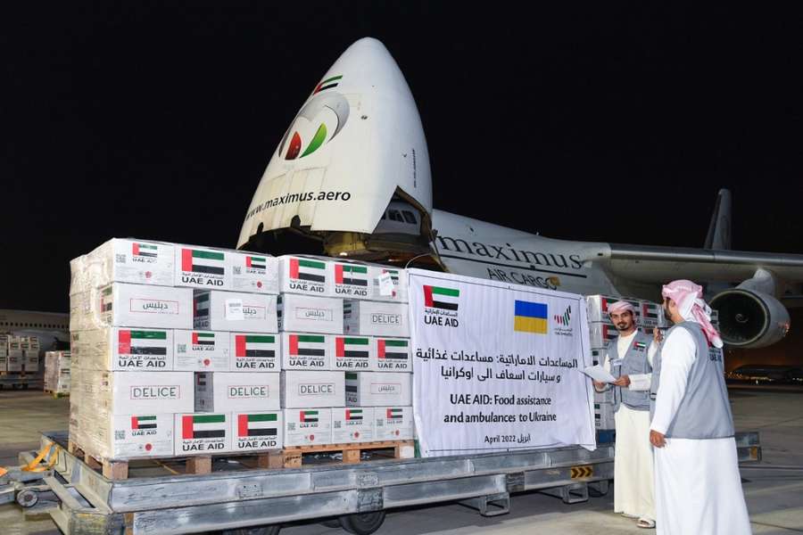 ОАЕ передали Україні 50 тонн гумдопомоги та карети «швидкої» (фото)