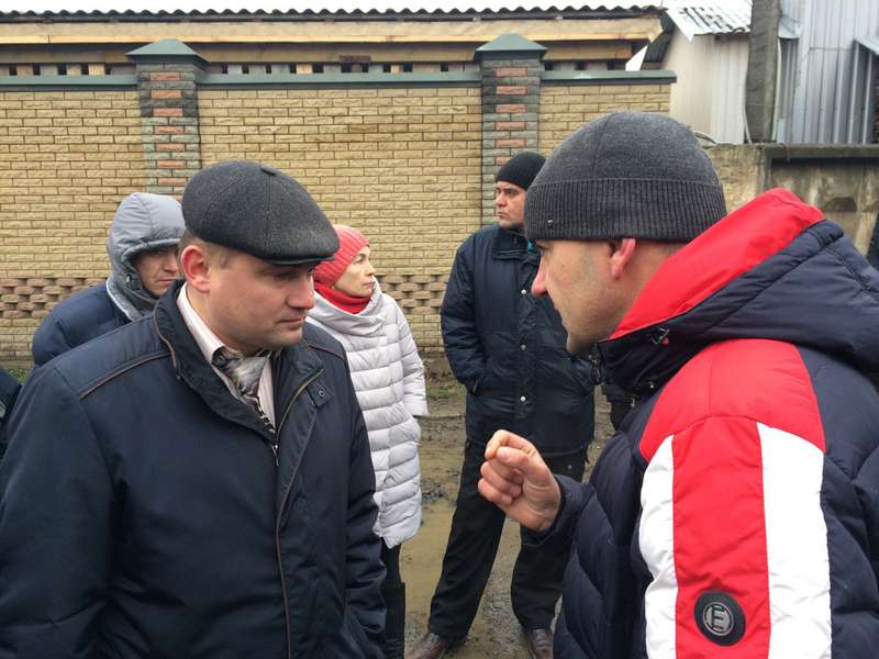 Місцевий житель пояснює заступнику директора департаменту ЖКГ міської ради Миколі Осіюку, наскільки критичною є ситуація