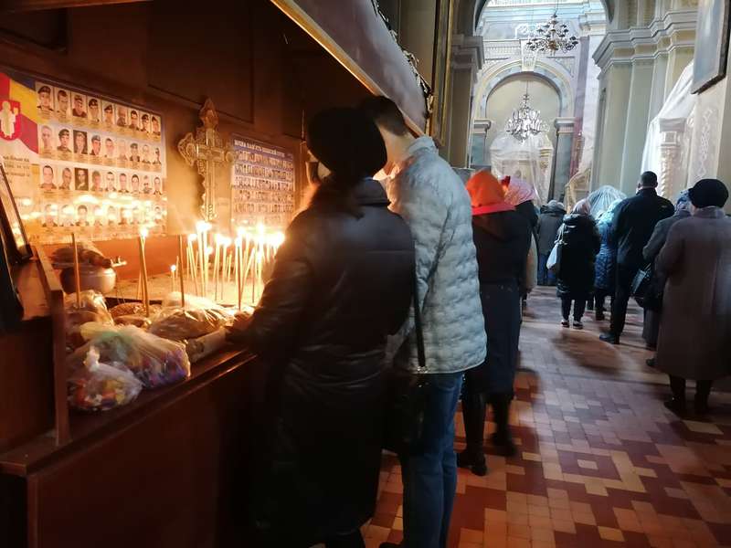 Свічки, молитва й соціальна дистанція: як у луцькому соборі святкують Благовіщення (фото)