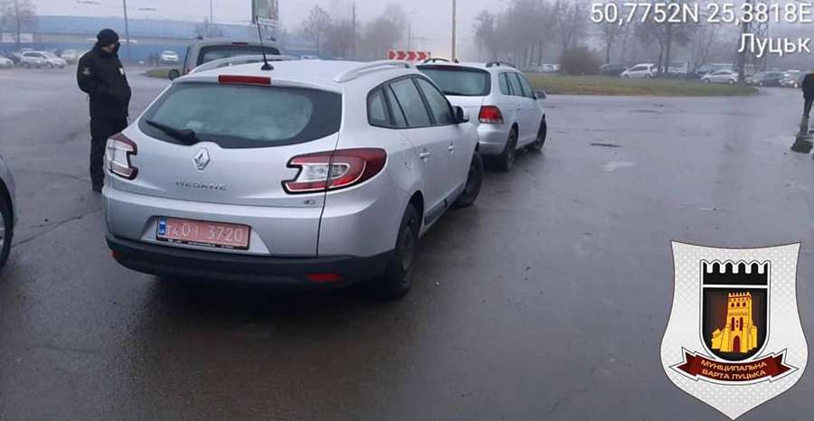 Муніципали покарали понад 70 водіїв, які приїхали на луцький автобазар (фото)