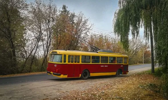 У Луцьку 50-річний тролейбус-раритет рятує «рогатих побратимів» (фото)