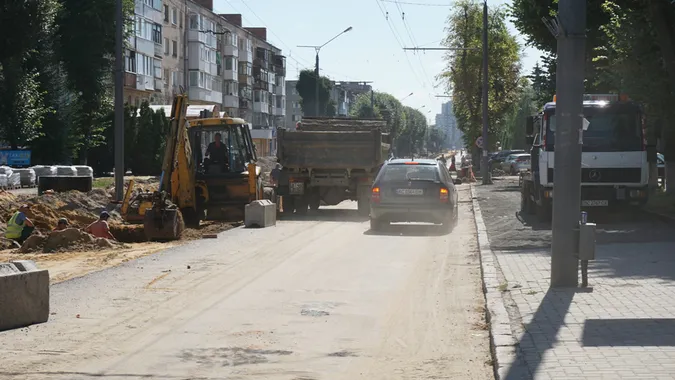 Вкладають щебеневий шар: що коїться на проспекті Волі у Луцьку (фото)