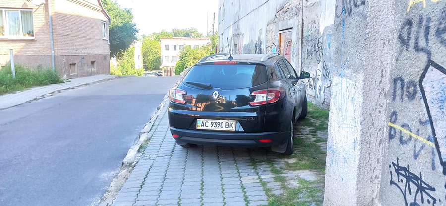 «ПаркоХамСервіс»: у Луцьку «головний паркувальник» міста порушив ПДР (фото)