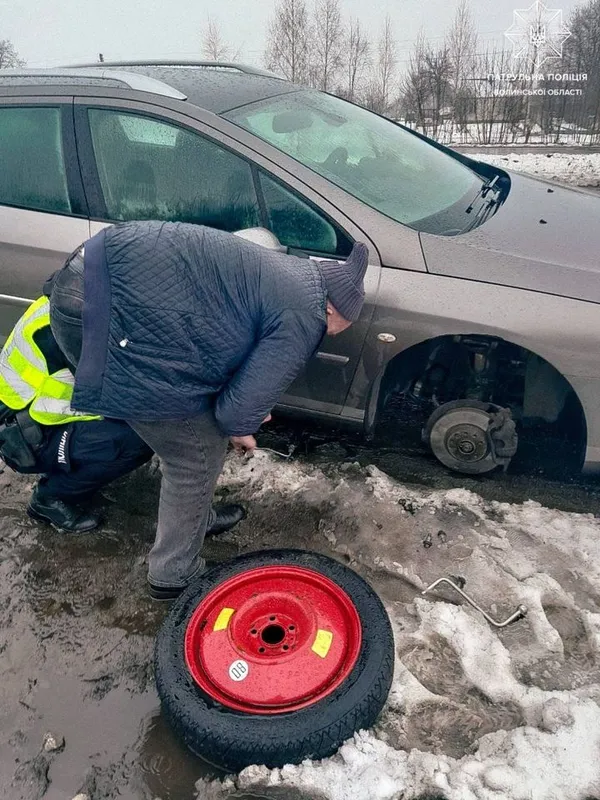 Волинські патрульні допомогли водіям замінити колеса, щоб ті змогли продовжити рух (фото)