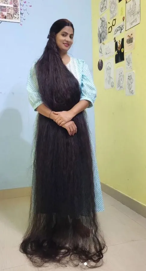 Жінка з волоссям довжиною у 2 метри поділилась секретами догляду (фото)