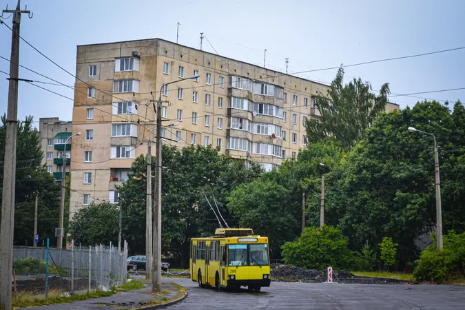 Після простою на вулиці Луцька повернувся яскравий тролейбус