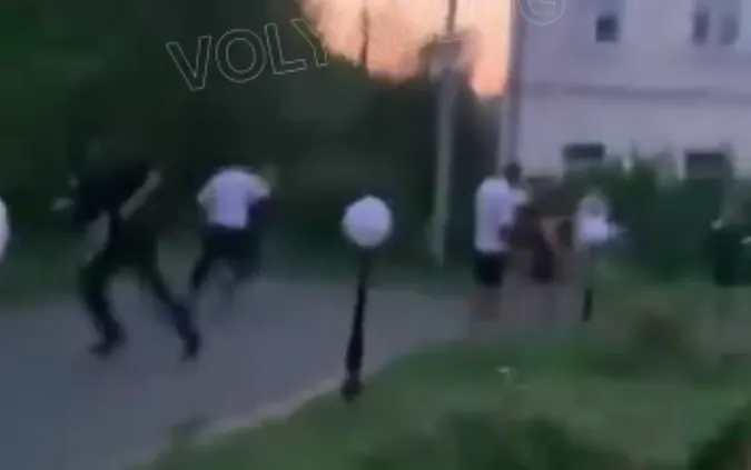 Біля Луцького замку влаштували масову бійку (відео)