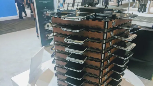 У Samsung створили ферму для видобутку криптовалюти зі старих смартфонів (фото)