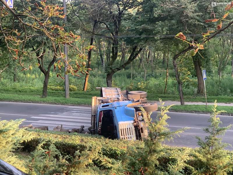 У Луцьку перекинулась вантажівка з дерев'яними колодами: рух ускладнено (фото)