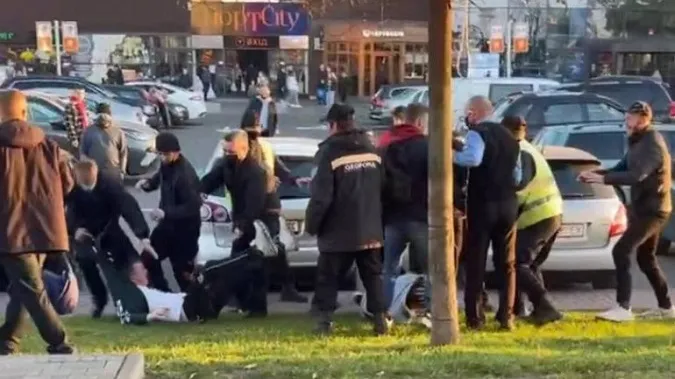 У Луцьку підлітки влаштували масову бійку (відео)