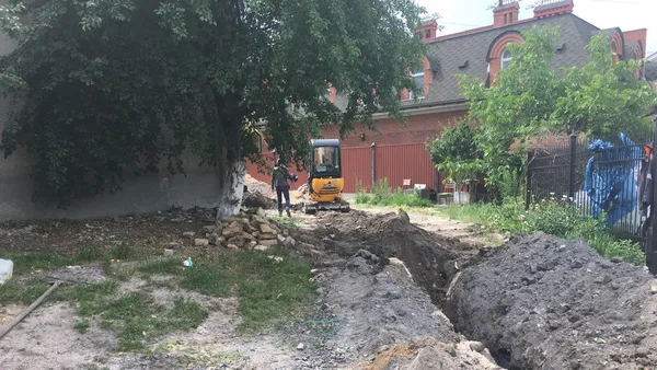 У Старому місті у Луцьку газовики викопали артефакти (відео)
