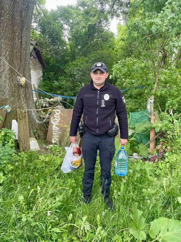 Не їла і не пила декілька днів: у селі на Волині рятували покинуту дітьми бабусю