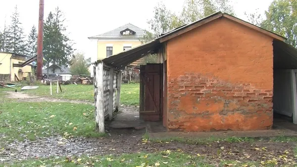 Обшарпані і холодні: у понад 30 школах Волині досі вуличні туалети (відео)