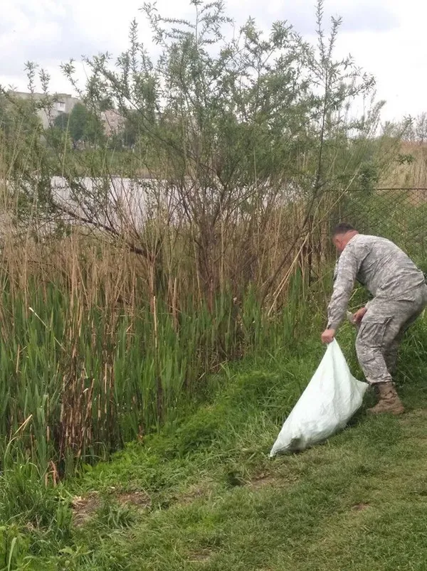Близько 15 мішків сміття: прибрали берег Нововолинського водосховища (фото)